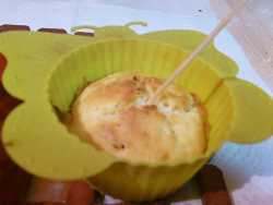 проверяем готовность кексов на сметане