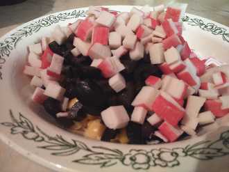 добавляем нарезанные кубики к маслинам