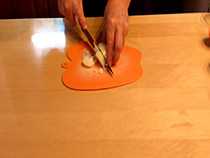 шинкуем лук полукольцами