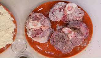 обваливаем голяшки говяжьи в муке