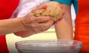 в массу выкладываем сухие ингредиенты