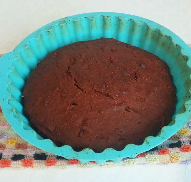 В предварительно разогретую духовку, до температуры 200 градусов, отправляем манник и будем его выпекать при температуре 200 градусов. Оптимальным временем приготовления десерта является полчаса – 40 минут. Этого будет вполне достаточно, чтобы он успел равномерно пропечься и немного зарумяниться.