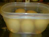 охлаждаем яйца для окрошки на майонезе