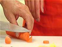 добавляем морковь в бульон