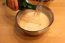 добавляем пиво в тесто