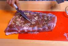 Посыпаем поверхность и бока остатками соли, распределяем специи для мяса и черный молотый перец.