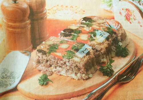 Холодец из говядины и куриных потрохов.