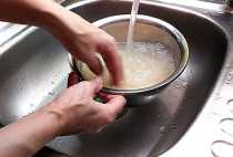 заливаем рис теплой водой