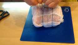 перевязываем рулет суровой ниткой