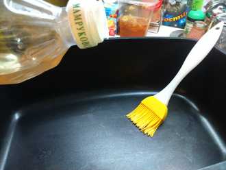 смазываем форму подсолнечным маслом