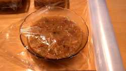 закрываем остывший холодец пленкой