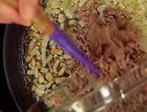 выкладываем мясо к луку