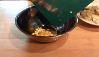 выкладываем массу в миску