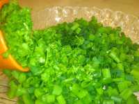 добавляем петрушку для окрошки на майонезе