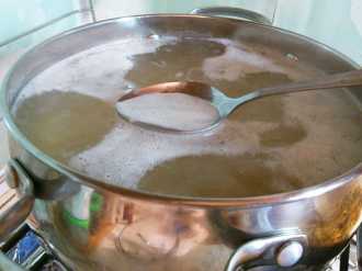 снимаем пену с картофельного супа со спагетти.