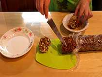 обмакиваем липкий срез в печенье