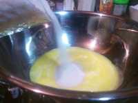 всыпаем сахар в маргарин