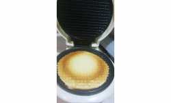 выпекаются коржи для вафельных трубочек