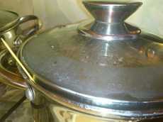 вставляем зубочистку под крышку