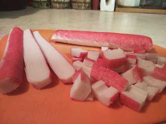 нарезаем крабовые палочки на пласты