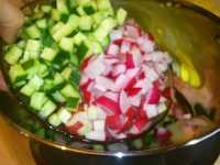 добавляем редиску и огурцы в кастрюлю