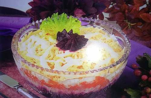 Салат «Невеста» из моркови, свеклы, чернослива, грецких орехов и сыра.