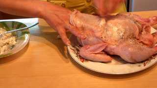 начиняем курицу сырковой начинкой со стороны горла