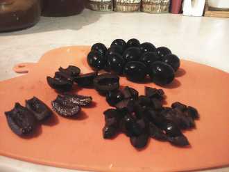 нарезаем маслины на средние кусочки