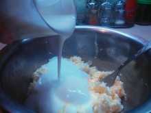 заливаем кефир в творог