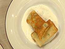 выкладываем блины на соус