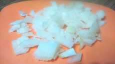 нарезаем лук на мелкие кусочки