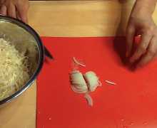 Луковицу очищаем от шелухи, промываем водой, шинкуем на мелкие дольки, а затем ещё раз разрезаем поперёк.