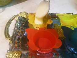 заливаем тесто в форму для кексов с майонезом