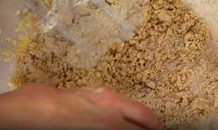 в массу выкладываем сухие ингредиенты