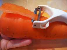 чистим морковь