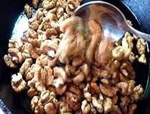 обжариваем орехи