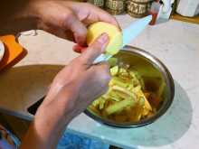 нарезаем картошку на брусочки для картофельного супа со спагетти