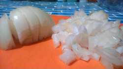 нарезаем лук для гречневого супа