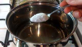 солим воду и доводим её до кипения