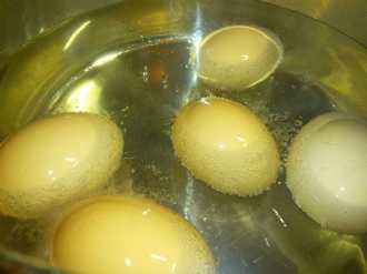 варим яйца 5 шт для окрошки на майонезе