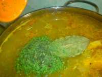 закладываем приправу в рассольник