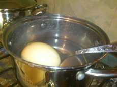 достаем яйца для охлаждения для салат Нежность с крабовыми полочками и консервированной кукурузой