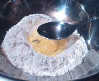 добавляем яйцо и подсолнечное масло