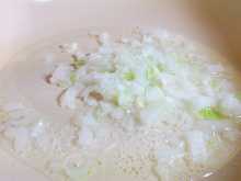 жарим лук для картофельного супа со спагетти