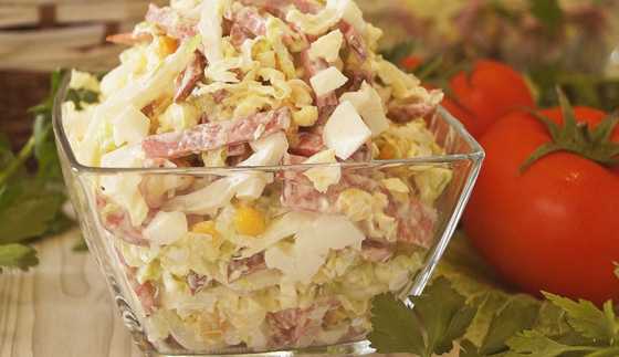 Салат на новогодний стол из мяса, картофеля, колбасного сыра и консервированной кукурузы.