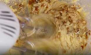 в массу выкладываем сухие ингредиенты