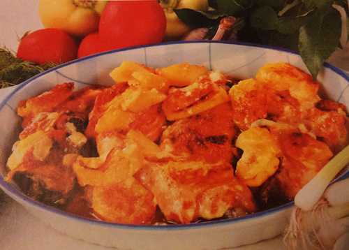  Курица с картофелем, луком в майонезе.