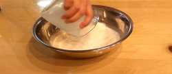 наливаем молоко в миску
