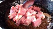 добавляем мясо на сковороду