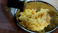 пропускаем остывший картофель через мясорубку